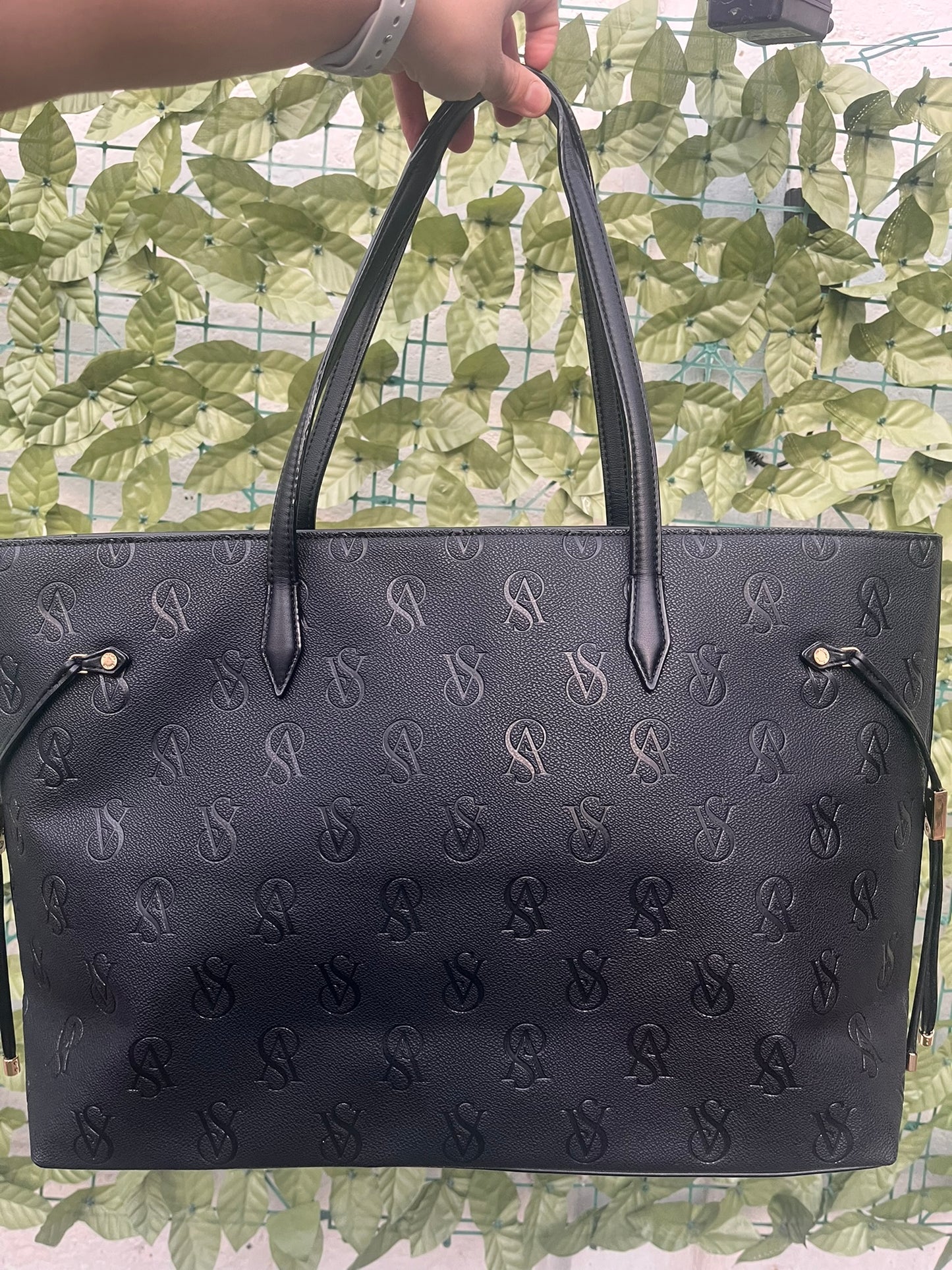 Tote negro monograma